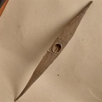 groenlaender-kajak-brun-naturmaterialer-gammel-souvenirkajak-groenlandsk